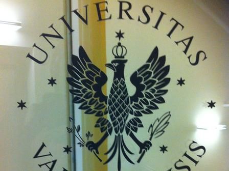 Wappen der Universität in Warschau